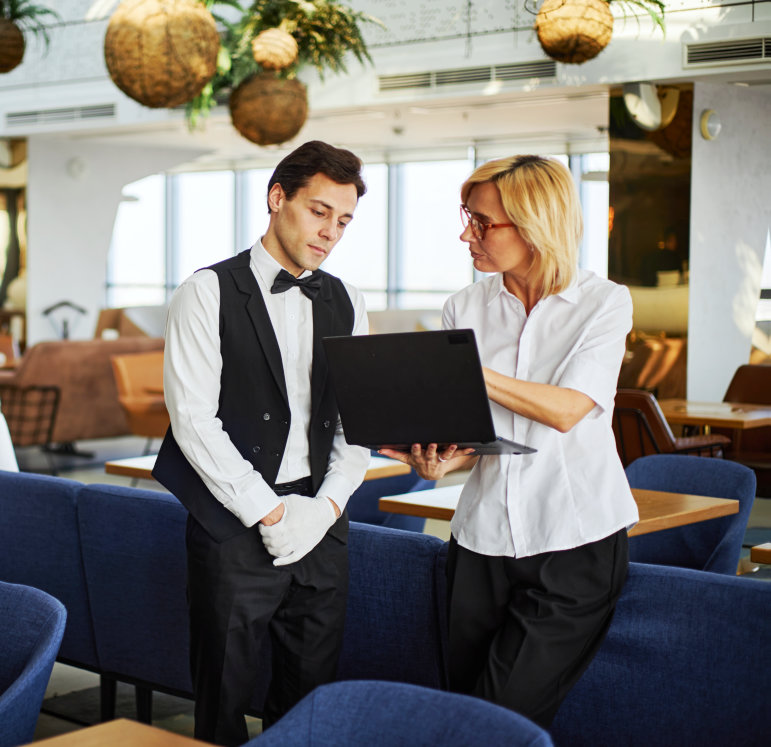 woman explaining to waiter